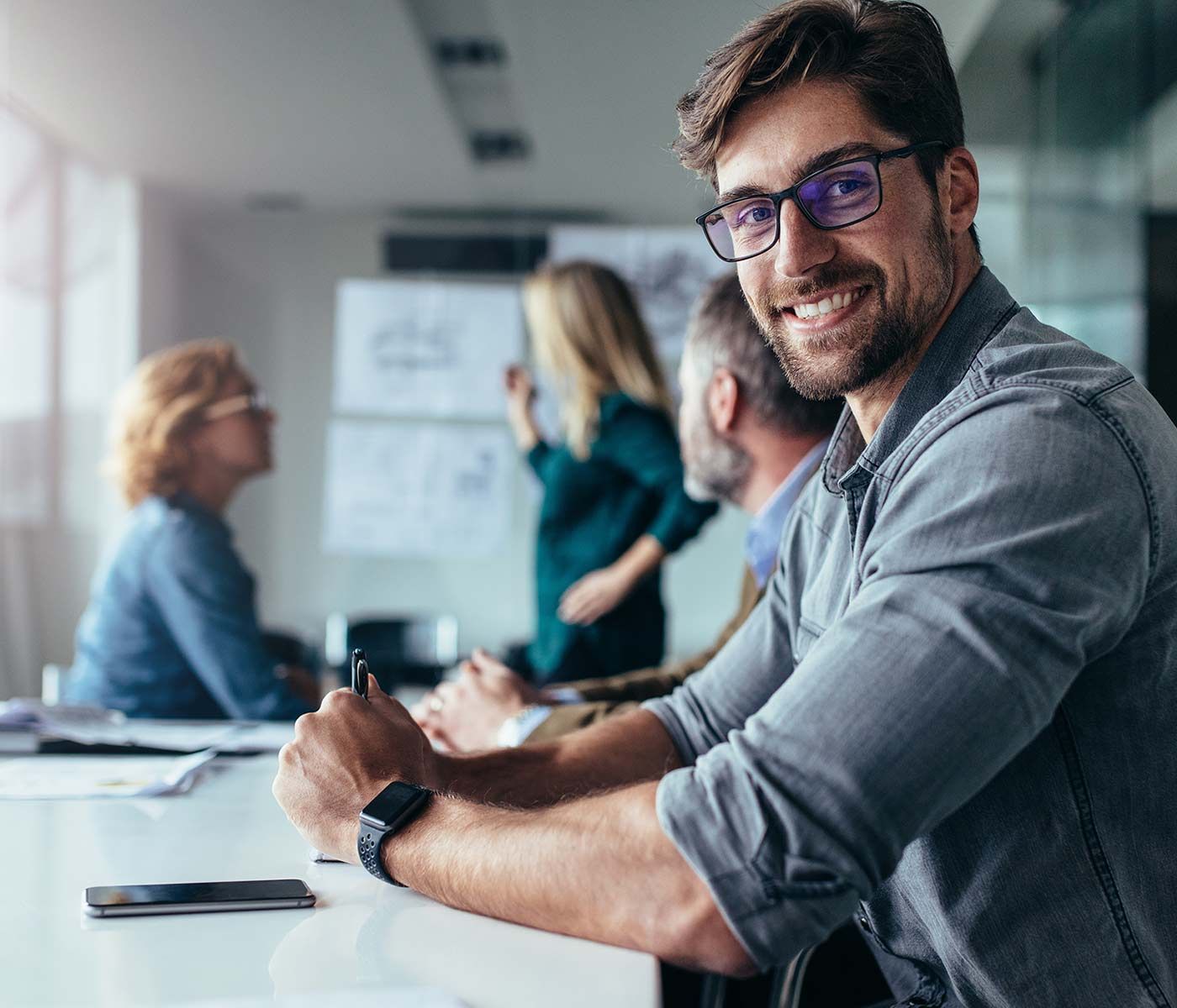 Conseil aux enterprises Homme souriant au travail